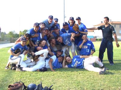 Squadra Serie B 2001 Festeggia una vittoria